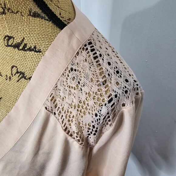 NWT Express Pale Pink Lace Cut Out Shoulder V-neck Blouse Medium - Picture 8 of 8